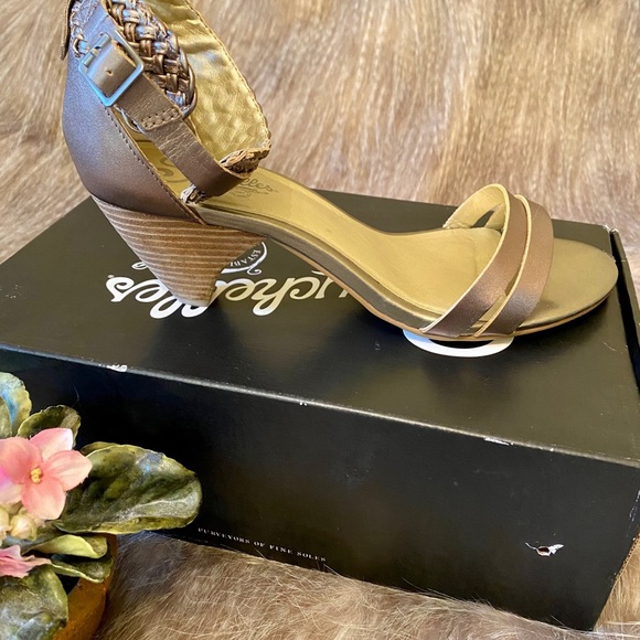 Seychelles Sz 9 Metallic Pewter leather sandal - Picture 3 of 9